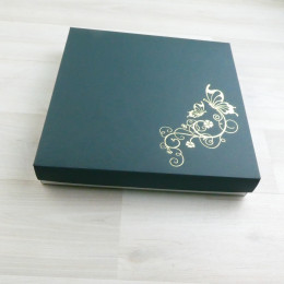 Коробка Паллена 25 зеленый мох с тиснением 